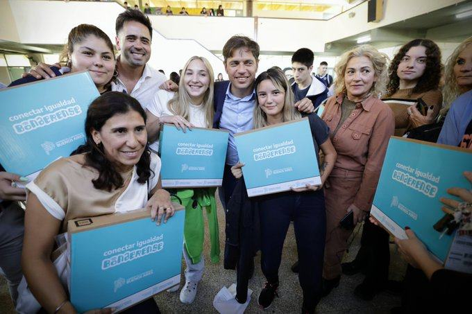 laruedanoticias's tweet photo. 🟣 NOTEBOOKS
El gobierno de la provincia de Bs. As. entregó 243 notebooks de Conectar Igualdad Bonaerense a estudiantes de cinco escuelas secundarias del municipio de Carmen de Areco.
Kicillof: "Empezamos a implementar en el municipio esta política transformadora que..." SIGUE https://t.co/1p9Bp4N04S