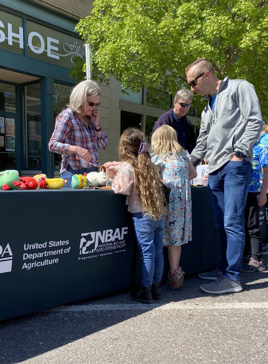 USDA_NBAF's tweet photo. It’s a beautiful day to learn about science! Stop by and visit our team at the Kansas Science Festival. #2023KSF #MHK https://t.co/Nb3b6SfHya