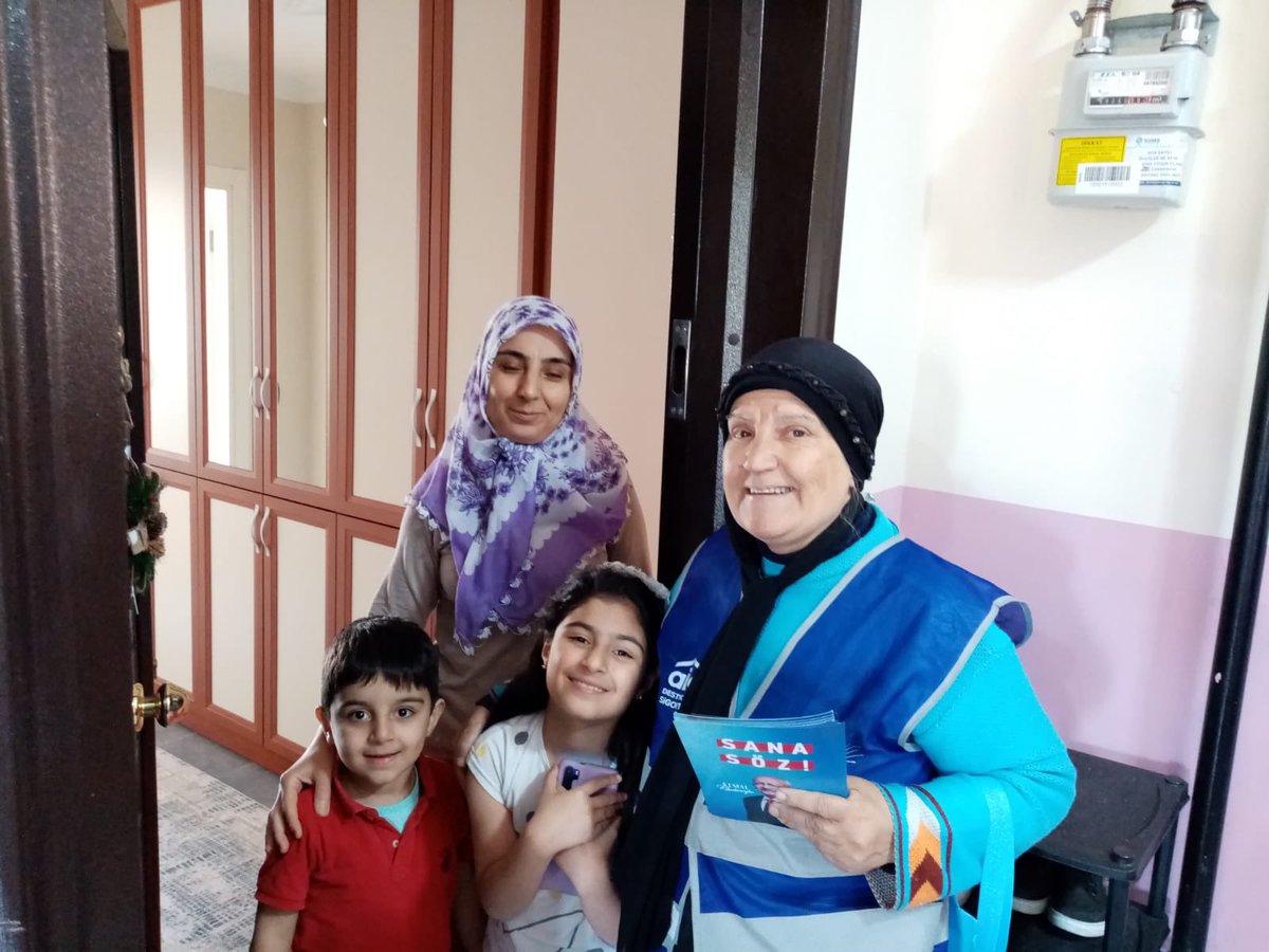 ozgurkadinslvri's tweet photo. İstanbul İl Kadın Kolları Başkanlığı’nın 
39 İlçede eş zamanlı başlattığı,

 #UmuduTaşı kampanyası kapsamında,

Çanta Sancaktepe Mahallesi Çağdaşkent Mevkiinde 
#AileDestekleriSigortası’nı anlattık.

#Silivri İstanbul
#UmuduTaşı💙 https://t.co/n4NCewyQ6n