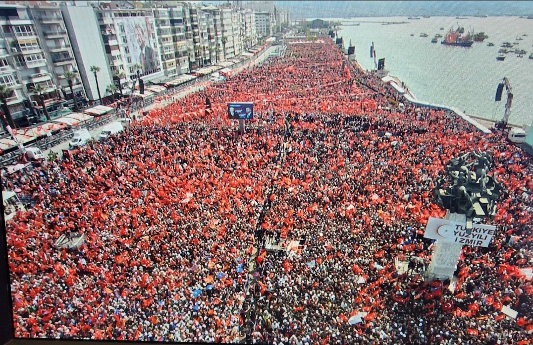 Platinu54938315's tweet photo. #Miting
#izmir 
#SONDAKİKA 
#AdamKazanacak 
#AKPARTİ 
..burası İzmir!..AkParti seçim mitingi..alanda sadece TÜRK BAYRAĞI var..kalpler vatanın "bölünmez" bütünlüğü için çarpıyor!
..ne biji serok apo diyen var ne de Pkk'nın istediği yerel özerklik getireceğiz diyen..
   🇹🇷TÜRKİYE🇹🇷 https://t.co/xVV0SBAcxi
