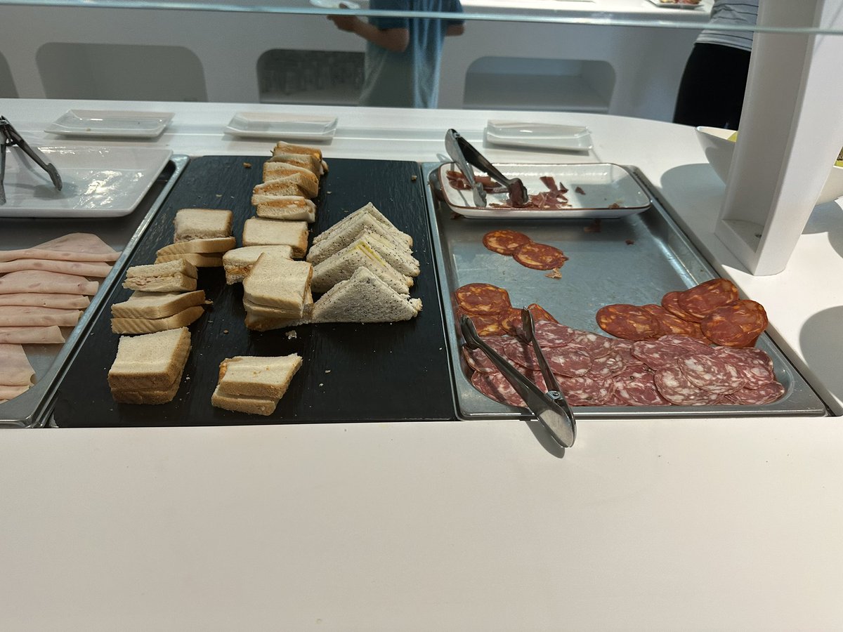 TrainingBright's tweet photo. @British_Airways As a #CX trainer not impressed . Club class but unappealing food no champagne no fast check and not even ice for my gin and tonic . One person on check in for club class . Extremely poor #cx https://t.co/UaGXAY9808