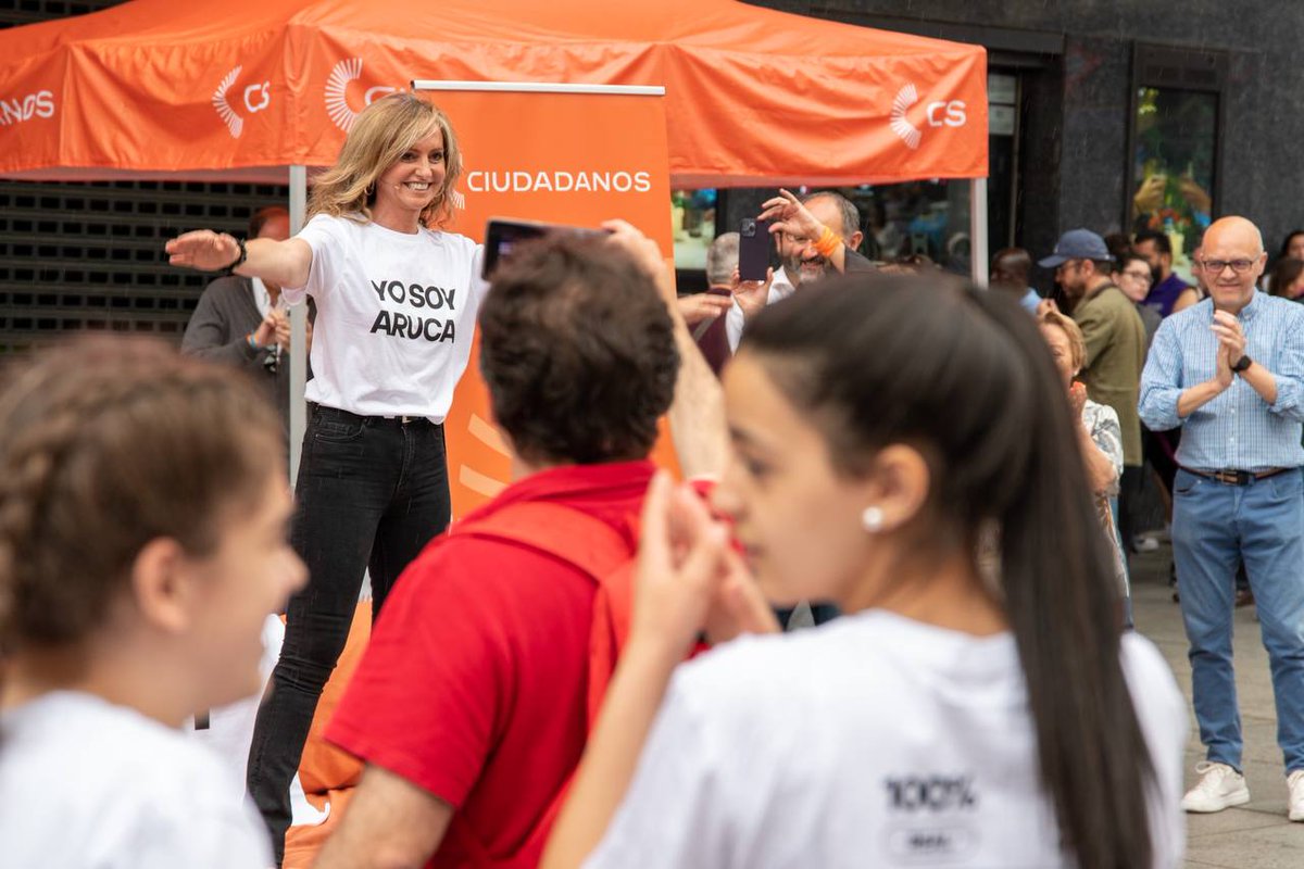 CS_Madrid's tweet photo. ¡Hoy hemos tenido una mañana llena de #energía y #entusiasmo en la plaza de Callao! 

@ArucaGomez ha presentado su visión de una Comunidad de Madrid alegre y dinámica, alejada de los políticos grises de siempre. 

¡Es hora de un cambio!
#YoSoyAruca #MadridConAruca https://t.co/yFhUxIn9u5
