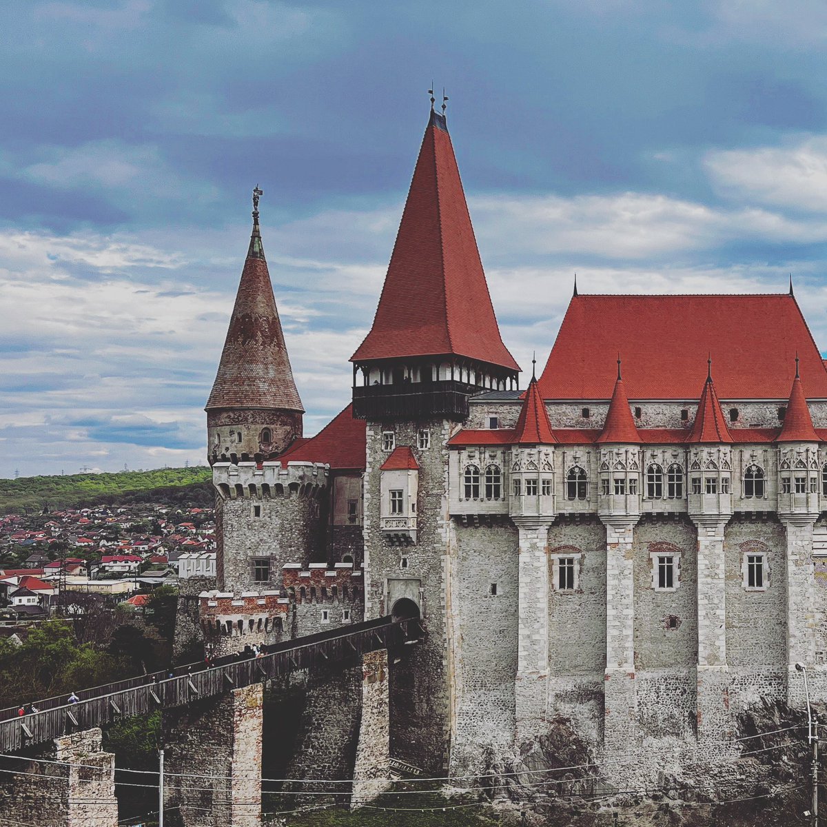 robertille's tweet photo. la #Hunedoara; view dinspre noul Hotel Werk deschis vizavi de Castelul Huniazilor  #visitromania https://t.co/WZZvgvGWDT