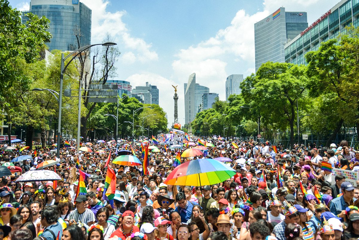 pasotti's tweet photo. Ayer por la noche aproveché para platicar con operadores de espectáculo y empresarios del Centro Histórico sobre la enorme oportunidad que existe para hacer de la #MarchaDelOrgulloCDMX la mejor y más grande del continente. https://t.co/1vBeN0Vjgm