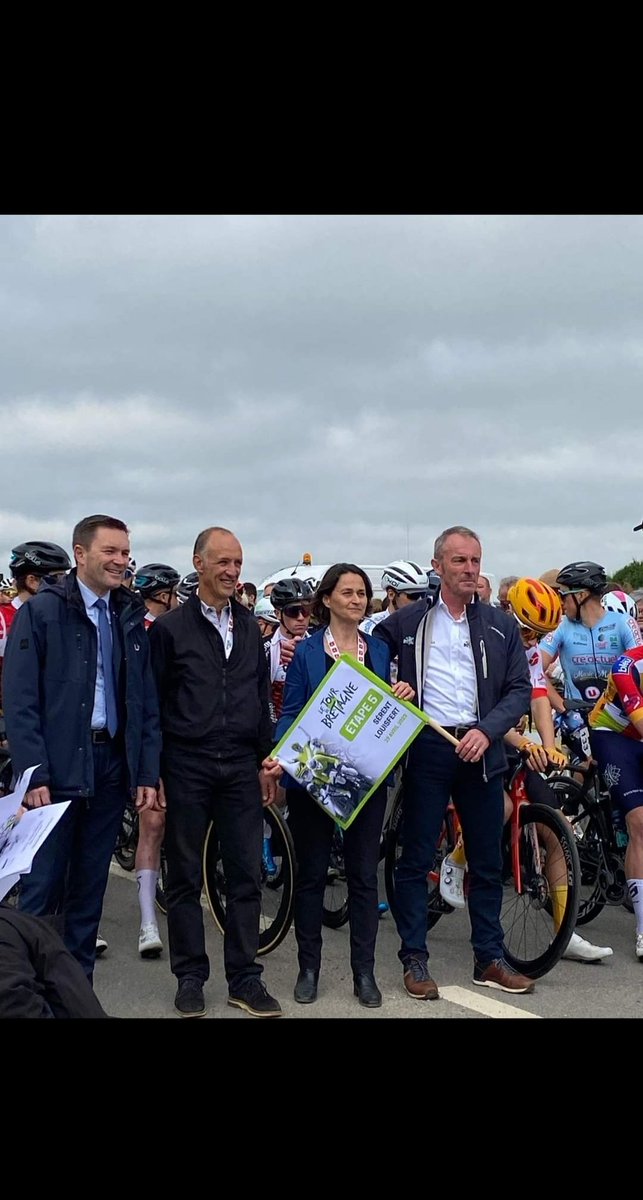 GueganRozenn's tweet photo. Tour de Bretagne 🚲
Le public était au RDV à #serent pour le départ de la 5ème étape en présence de David Lappartient, Président de l'UCI
Une belle occasion d'encourager notre talentueux cycliste local Pierre Thierry 🚲
#TourdeBretagne #cyclisme #bretagne #breizh https://t.co/GAADWYzSs6