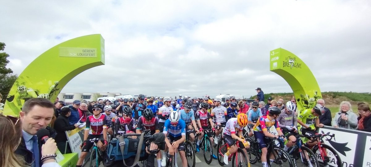 GueganRozenn's tweet photo. Tour de Bretagne 🚲
Le public était au RDV à #serent pour le départ de la 5ème étape en présence de David Lappartient, Président de l'UCI
Une belle occasion d'encourager notre talentueux cycliste local Pierre Thierry 🚲
#TourdeBretagne #cyclisme #bretagne #breizh https://t.co/GAADWYzSs6