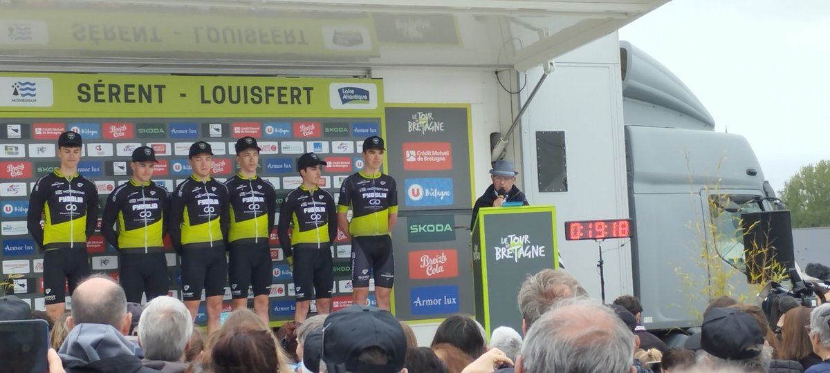 GueganRozenn's tweet photo. Tour de Bretagne 🚲
Le public était au RDV à #serent pour le départ de la 5ème étape en présence de David Lappartient, Président de l'UCI
Une belle occasion d'encourager notre talentueux cycliste local Pierre Thierry 🚲
#TourdeBretagne #cyclisme #bretagne #breizh https://t.co/GAADWYzSs6