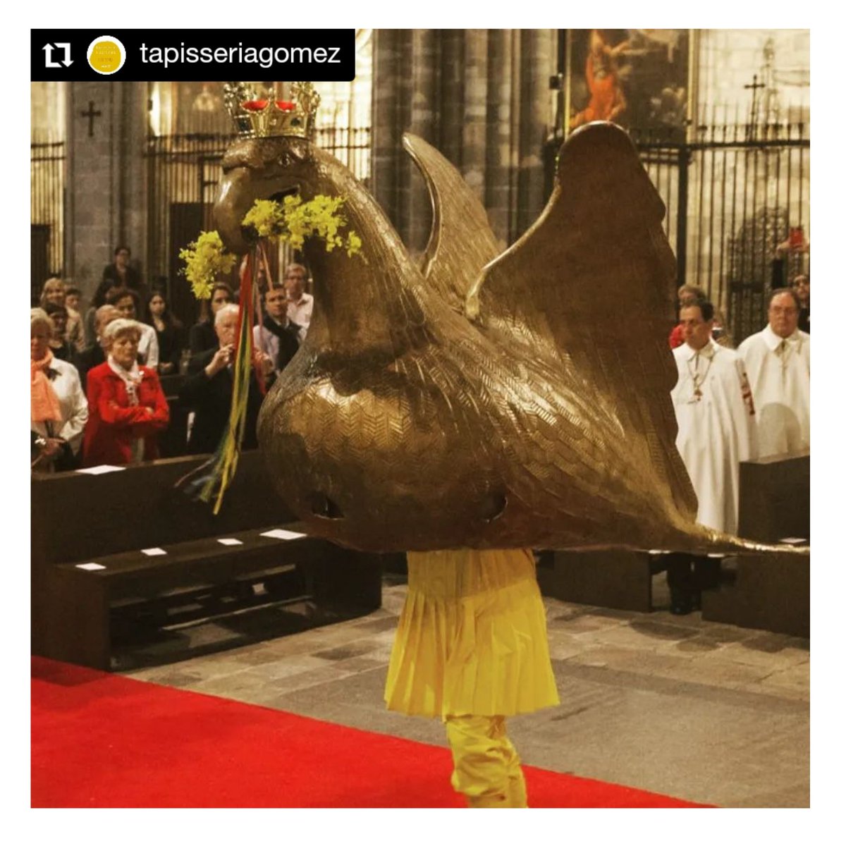 _DavidRoig's tweet photo. #Repost @tapisseriagomez
Reparant l'encoixinat de l'àliga de Girona perquè els portadors la puguin fer ballar amb comoditat 
#falleragironina #tapisseriaperegomez #girona #botiguesdebarri #cortines #coixins #festesdegirona

#AligaDeGirona
#AligaDeCatalunya
#AliguesDeCatalunya https://t.co/h4yUZkWEK7