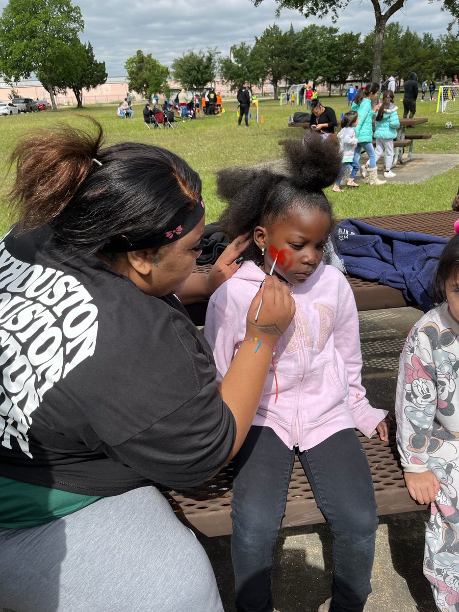 MatturroMEd's tweet photo. More from @novachurchtx serving the community with food, clothing items, and tons of fun!!!#jumpyhouse #facepainting @AliefISD https://t.co/JhHIvD4eGX