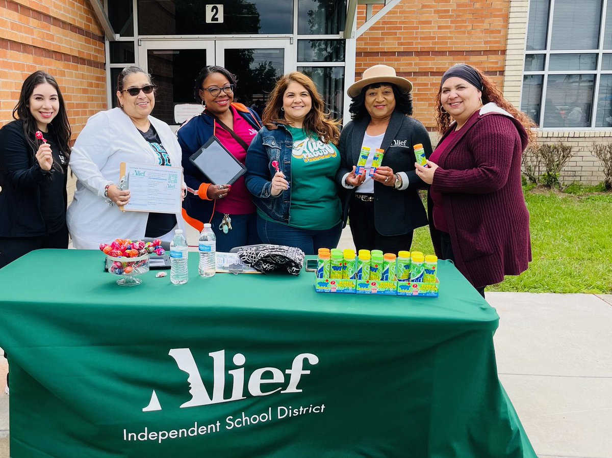 MatturroMEd's tweet photo. More from @novachurchtx serving the community with food, clothing items, and tons of fun!!!#jumpyhouse #facepainting @AliefISD https://t.co/JhHIvD4eGX