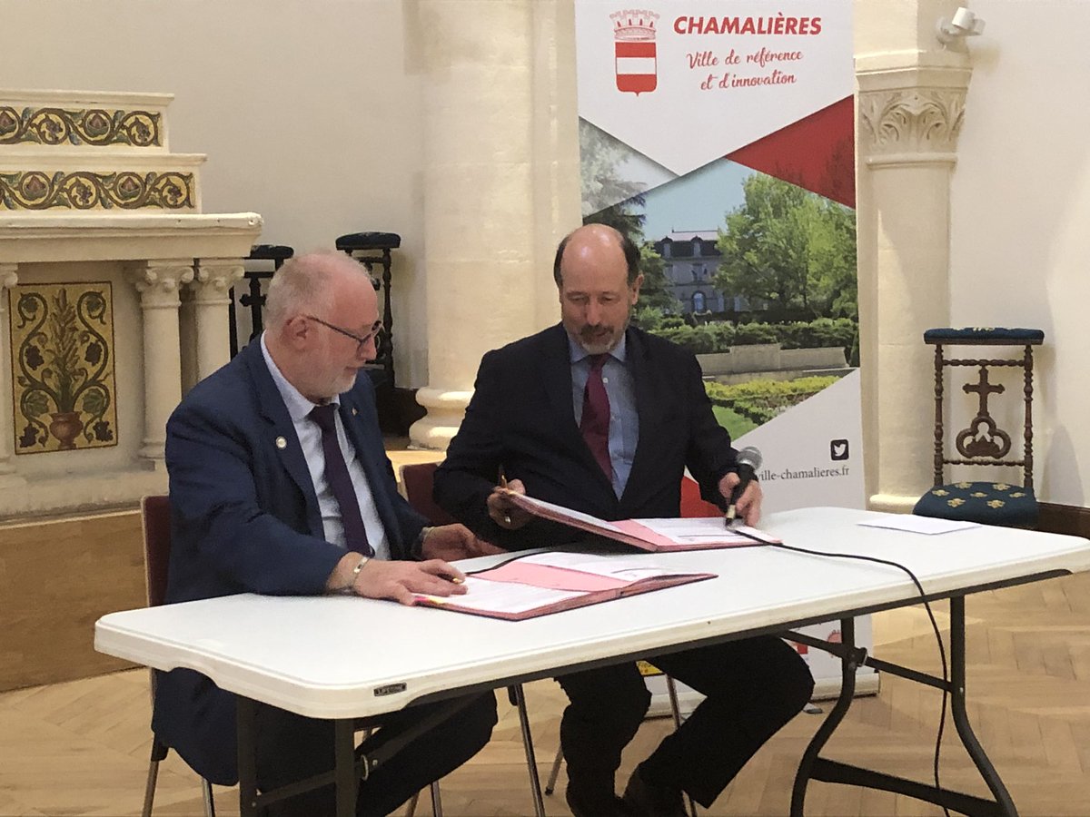 VChamalieres's tweet photo. #Chamalieres
#Culture

✅Mise en service réussie de la seule #artothèque de @ClrmntMetropole avec déjà plus de 500 œuvres à la disposition du public
✅Occasion pour le Maire @LGiscardEstaing de signer plusieurs conventions de partenariats avec @l_amf 63 @ccipuydedome #CMA63 etc… https://t.co/ddjj3GRahi