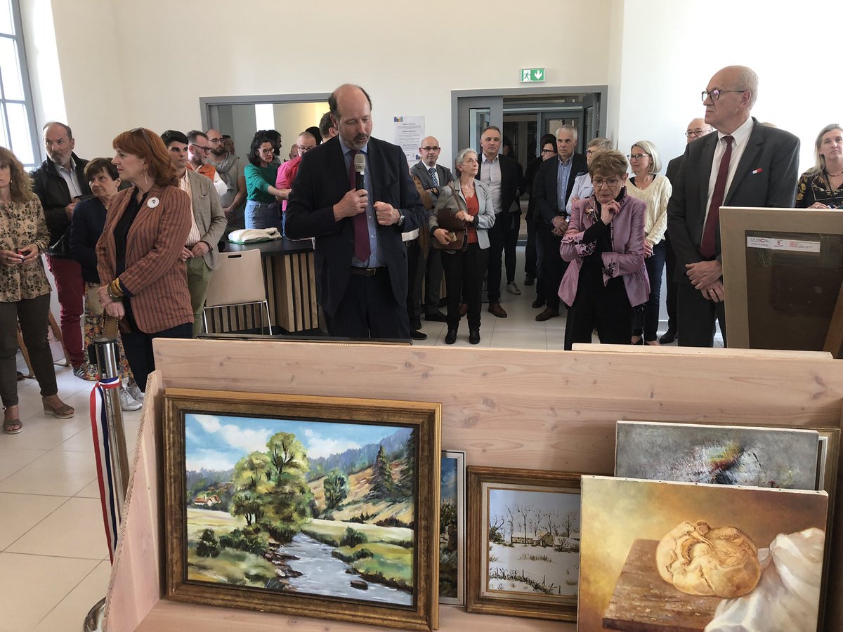 VChamalieres's tweet photo. #Chamalieres
#Culture

✅Mise en service réussie de la seule #artothèque de @ClrmntMetropole avec déjà plus de 500 œuvres à la disposition du public
✅Occasion pour le Maire @LGiscardEstaing de signer plusieurs conventions de partenariats avec @l_amf 63 @ccipuydedome #CMA63 etc… https://t.co/ddjj3GRahi
