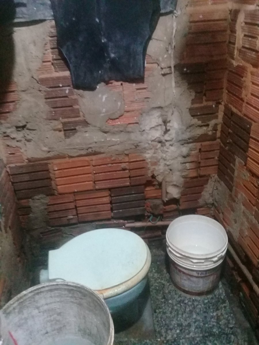 d4hyax's tweet photo. Vou deixar aqui algumas fotos da situação da minha casa.
Primeiro o banheiro. https://t.co/yxX0eepPuB