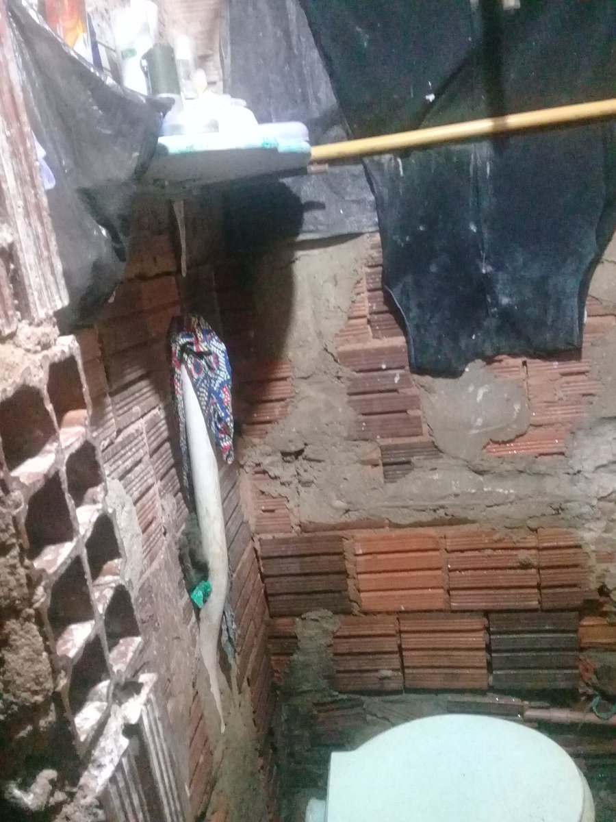 d4hyax's tweet photo. Vou deixar aqui algumas fotos da situação da minha casa.
Primeiro o banheiro. https://t.co/yxX0eepPuB