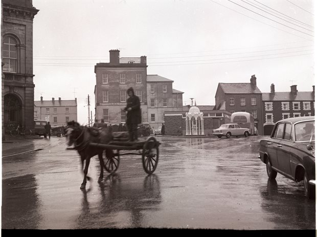 The Diamond, Clones, Co. Monaghan, June 1965 

📸 Leo Corduff
duchas.ie/en/cbeg/5273
