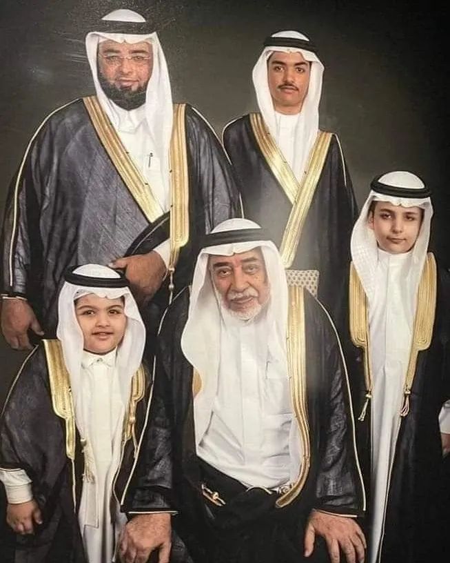 ScreenMix's tweet photo. هؤلاء أعضاء في عائلة بني شيبة.  بنو الشيبة هم الأوصياء على مفاتيح الكعبة والقائمين عليها.

 الأسرة هي المسؤولة عن فتح الكعبة وإغلاقها وغسلها.  لقد تم تكليفهم بهذه الوظيفة منذ زمن النبي محمد ﷺ.

 بنو شيبة من ذرية الصحابي عثمان بن طلحة.  ويوم العودة إلى مكة أعطاه الرسول ﷺ.
 مفاتيح الكعبة وقال: خذها يا أهل طلحة إلى يوم القيامة
