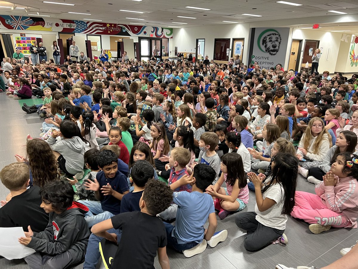 ceDCSD's tweet image. At yesterday’s Townhall, students learned about our final PACK trait, being kind. Several students were celebrated with kindness confetti moments 🎊💚 #partofthePACK #bettertogetherdcs