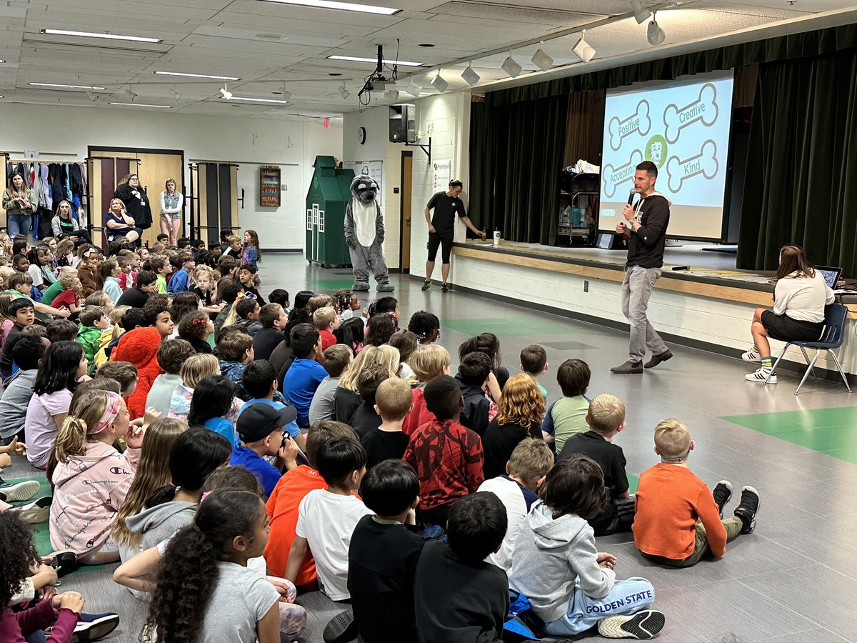 ceDCSD's tweet image. At yesterday’s Townhall, students learned about our final PACK trait, being kind. Several students were celebrated with kindness confetti moments 🎊💚 #partofthePACK #bettertogetherdcs