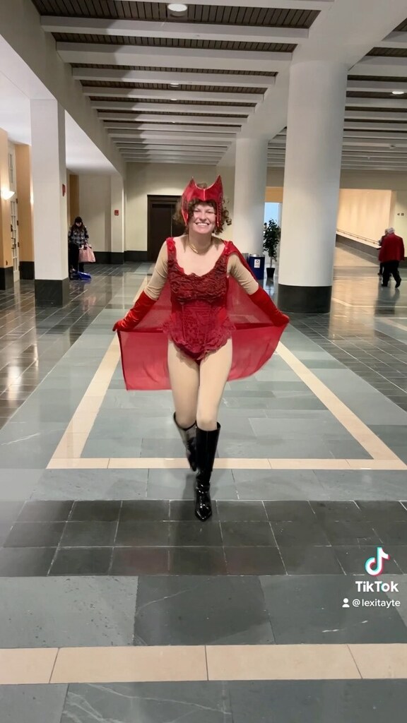 LexiTayte's tweet photo. I hope are all having an AMAZING day✨✨✨
.
#wandamaximoff #wandavision #wandamaximoffcosplay #wandavisioncosplay #cosplay #marvel #handmade #love #scarletwitch #scarletwitchcosplay #scarlettjohansson #elizabetholsen https://t.co/PY97FgUGTE https://t.co/b1YHiGOJmX