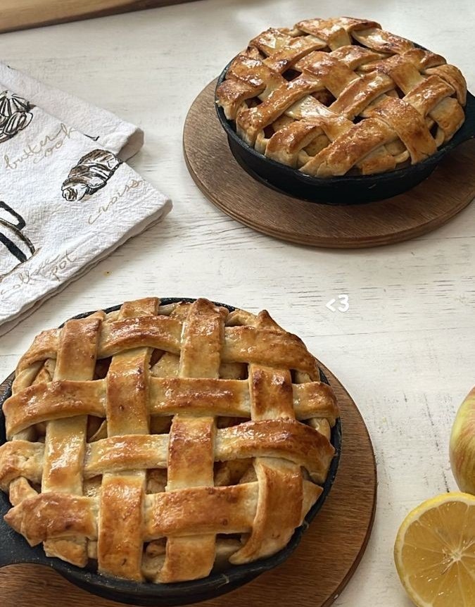 ⊹﹒Receta para hacer pay de manzana ( ´ ˘ `)﹒🥧
.
.
.
.
. No olvides de dar ♡ si te gusto el post y dar rwt para que llegue a más personitas - 🍪