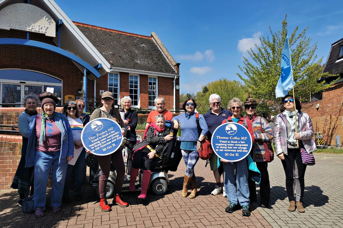 A fun *flush mob* singing sewage songs down #Woodbridge Thoroughfare this morning with Dirty Water Campaigners. Members of the public were unsurprisingly unanimously supportive of the campaign, joined in, applauded &amp; were angry with <a href="/theresecoffey/">Thérèse Coffey</a> &amp; her excuses.

<a href="/WaterWaysProtct/">Waterways Protection 💙 #EndSewagePollution</a>