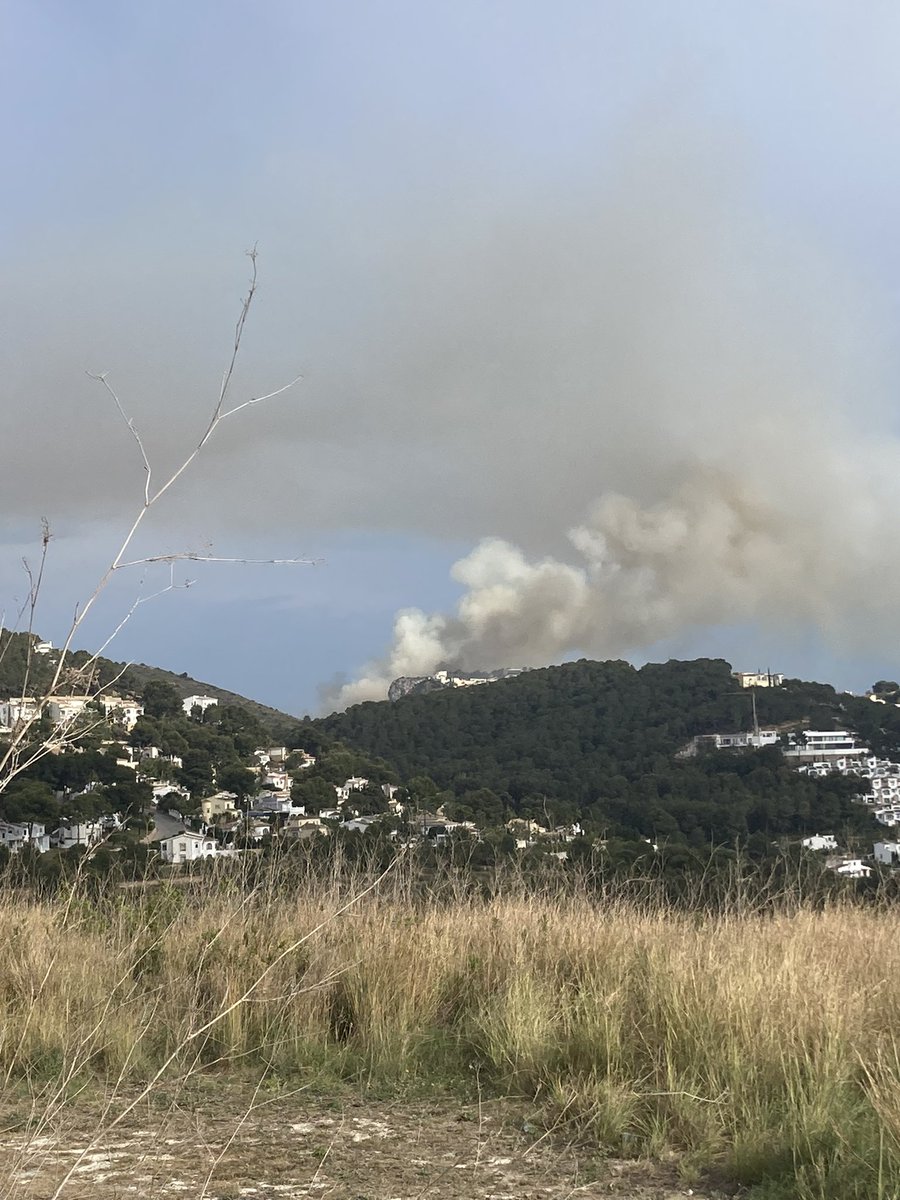 TacuaraJ's tweet photo. Incendio ahora 😥 #moraira #cumbredelsol #benitachell https://t.co/blcykM0ZqR