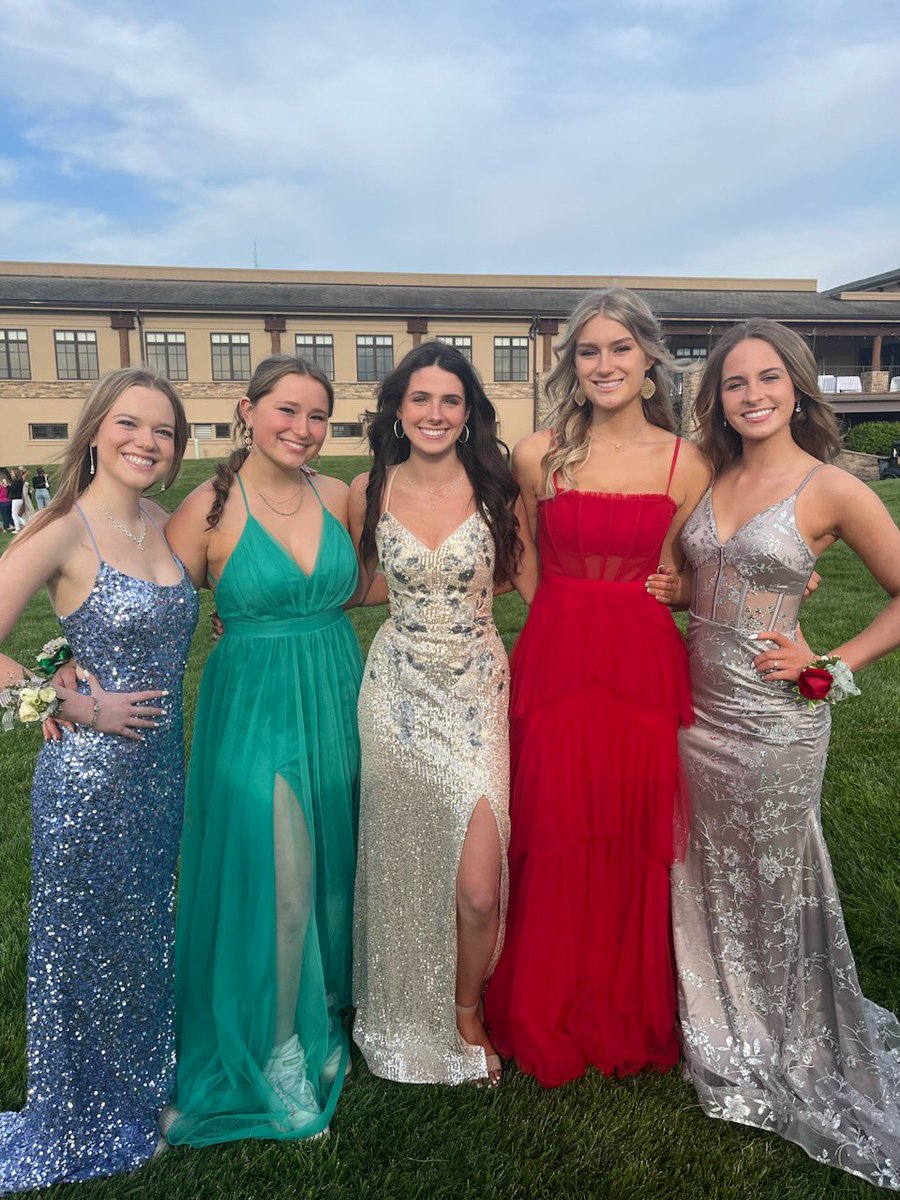FieldHockeySDHS's tweet photo. Our seniors cleaned up nice for prom last night! 🤩👏🏻We hope everyone had an amazing time! https://t.co/2TSKnrjwWl