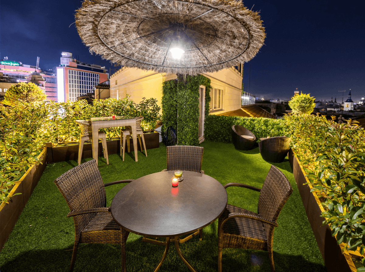 Tu remanso de paz en el centro de Madrid 🧘🏼‍♀️

Nuestra azotea te está esperando para disfrutar de las noches madrileñas mientras cenas o disfrutas de una copa de vino 🌃 

#HotelPreciados #Hotel #HotelMadrid #Terraza