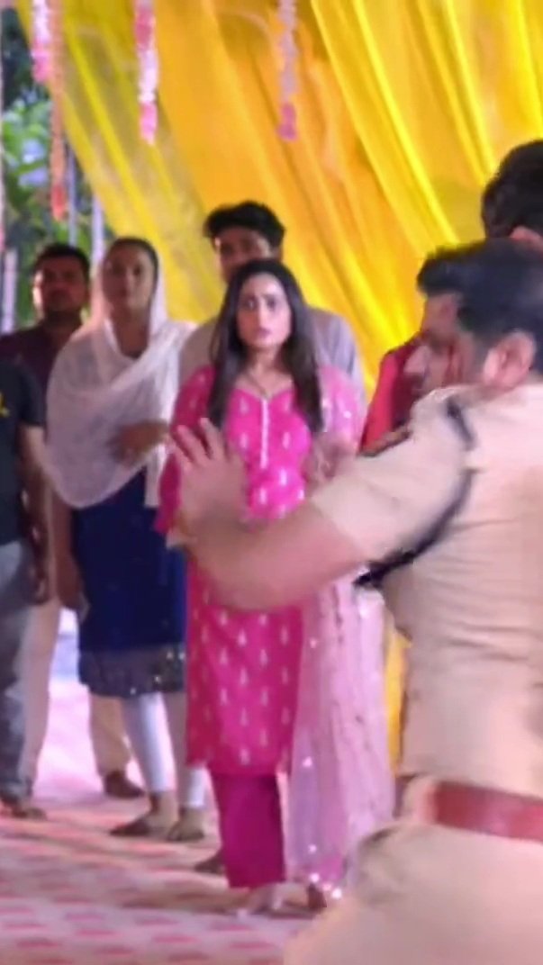 Hiya63221629's tweet photo. Wo toh aa bhi chuki hai😂😂😂😈
#GhumHaiKisikeyPyaarMeiin https://t.co/zAykmIJ6x9