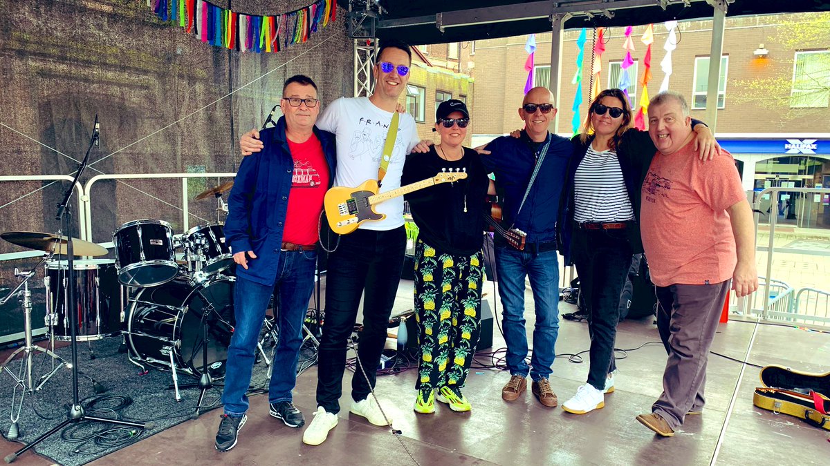 splinteredukes's tweet photo. We had a fantastic time at St Helen’s Festival with @walktheplank &amp; @AdlibSolutions - massive thanks to Bev, Andy &amp; all who came to dance &amp; sing along! Big love! SUx https://t.co/Mw9RYr3C4h