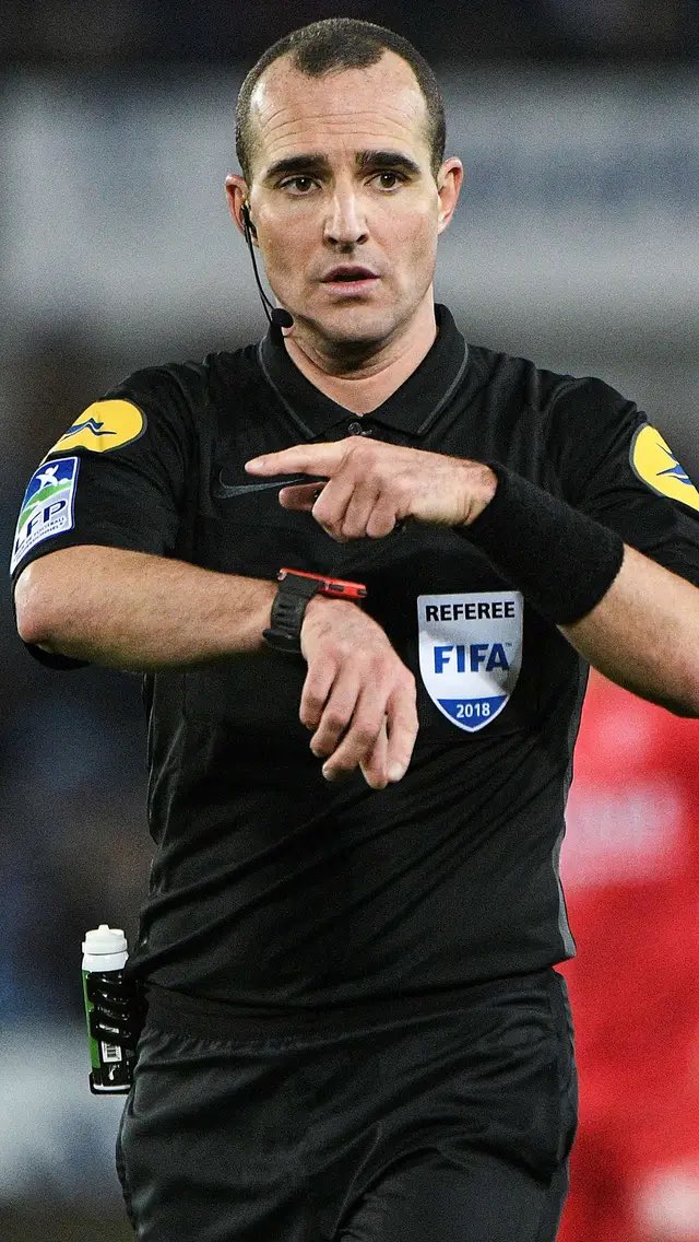 EchodelaBoucle's tweet photo. EN DIRECT 🔴L’arbitre du match Nantes-Toulouse interpellé par la police alors qu’il tentait de pénétrer dans l’enceinte du Stade de France avec un carton rouge et un sifflet https://t.co/E2qbblkcEi