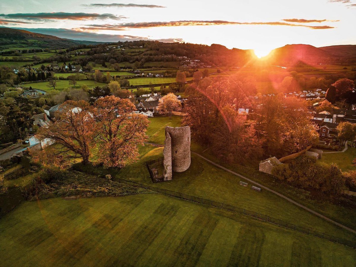 CTETaxis's tweet image. A stunning aerial picture over looking Crickhowell Castle taken yesterday by @FBJMavric #Crickhowell #Home