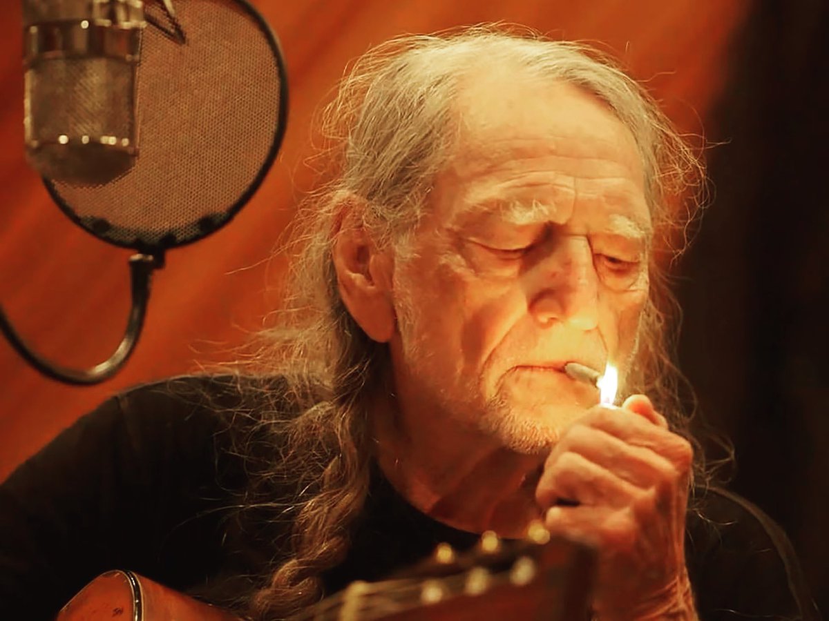 Happy Birthday #WillieNelson90 💨