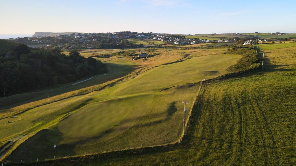 This clearly shows the big slope on the 14th fairway. A tee shot to right (left from the tee) up on to the flat is essential.
#stenodocgolfcourse #stenodoc #stenodocgolfclub
#golfincornwall #SWgolf #golf #golfing #worldtop100golf #top100golfcourses
#link… instagr.am/p/CroG43xo4IM/