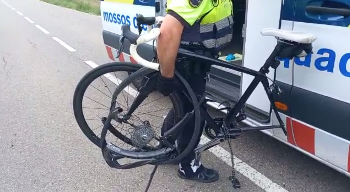 3CatInfo's tweet image. Mor un ciclista atropellat per un conductor que ha fugit i ha acabat detingut a Cornudella de Montsant ccma.cat/324/mor-un-cic…