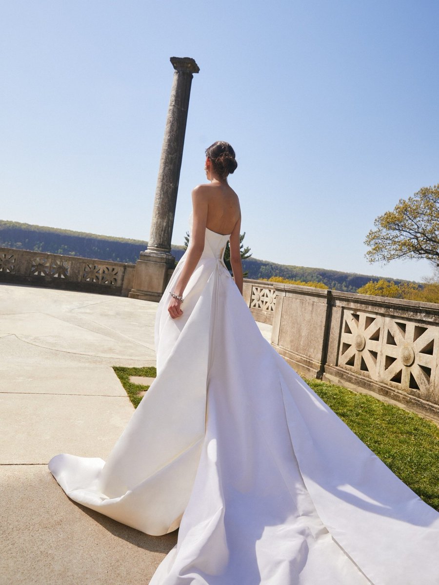 kendam_com's tweet photo. Oscar De La Renta Bridal Spring 2024 collection lookbook https://t.co/3TisUgHwkP
#ODLR #Bridal #Spring2024 #Lookbooks #Fashion #Wedding #Kendam https://t.co/8EByX4YTpJ