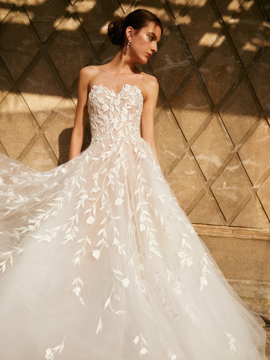 kendam_com's tweet photo. Oscar De La Renta Bridal Spring 2024 collection lookbook https://t.co/3TisUgHwkP
#ODLR #Bridal #Spring2024 #Lookbooks #Fashion #Wedding #Kendam https://t.co/8EByX4YTpJ