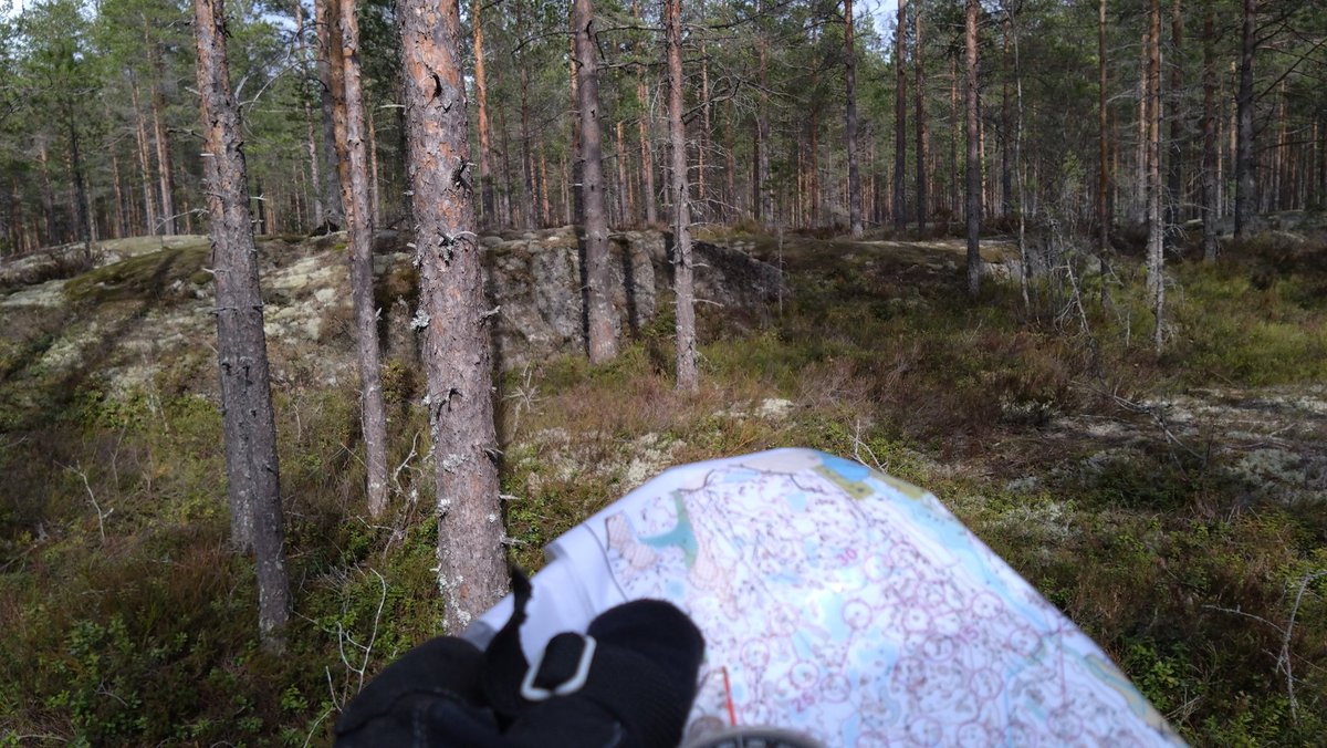 MikkoSipilae's tweet photo. Nyt täytyy hehkuttaa: tuli kaivettua karttakaapista todella hieno 70 rastin reeni. Täyttä suunnistusta joka sekunti lähdöstä maaliin. Keväinen kalliomaasto ja lumetkin sulaneet. Ei kai sitä enempää kaipaa. Ja tietenkin joka rastilla kuin telkkä pönttöön. #suunnistus https://t.co/iKibO3I91D