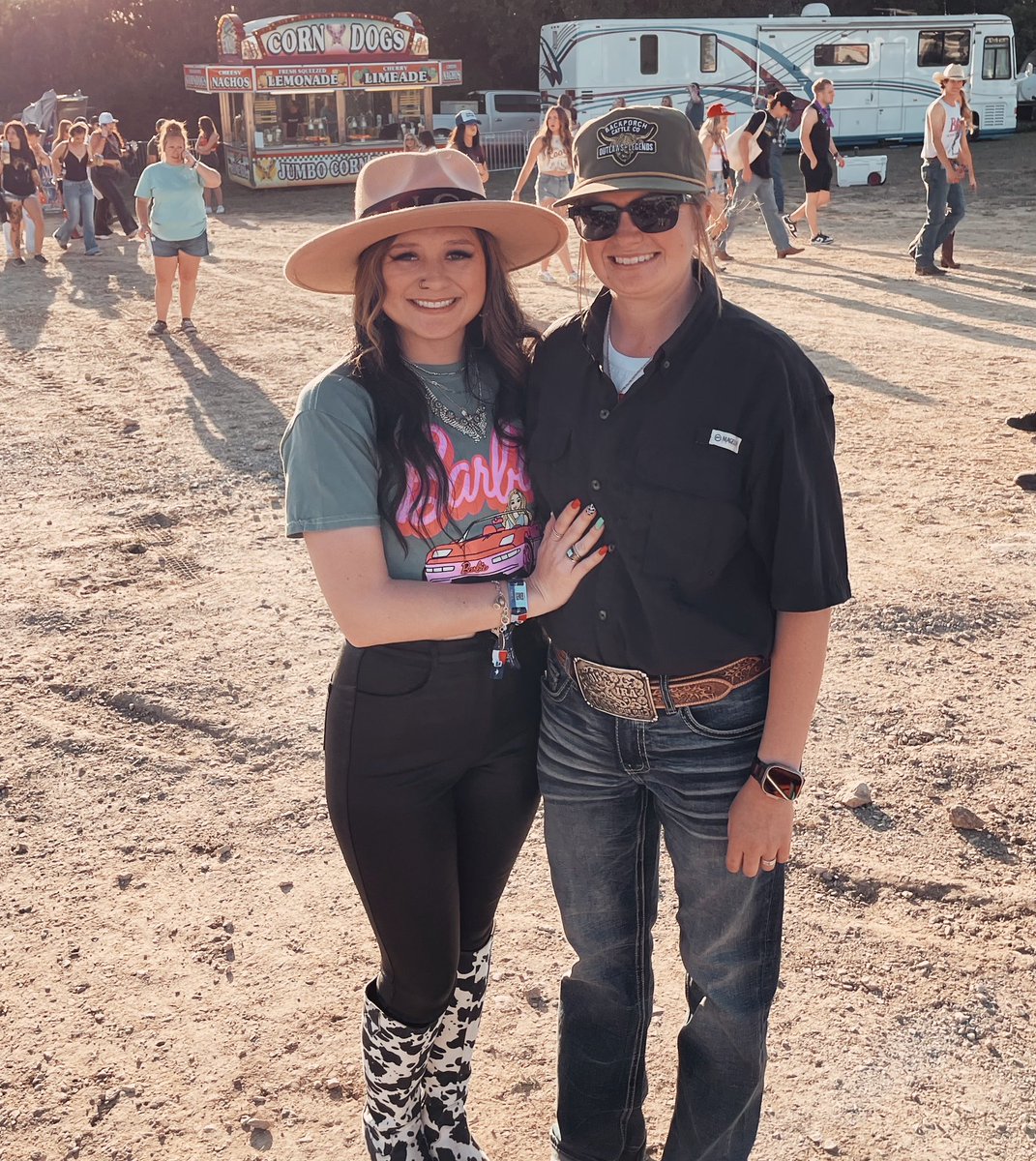Chelsea_MarieC's tweet photo. 𝙻𝙹𝚃 𝙳𝚞𝚖𝚙, 𝙳𝚊𝚢 𝟷
>𝙲𝚘𝚍𝚢 𝙲𝚊𝚗𝚊𝚍𝚊 &amp;𝚃𝚑𝚎 𝙳𝚎𝚙𝚊𝚛𝚝𝚎𝚍 𝟷 🎸
                   >@KolbyCooper_ 🤩❣️
                                   >@KoeWetzel 😍🍻 https://t.co/Hry1jc3Ev1