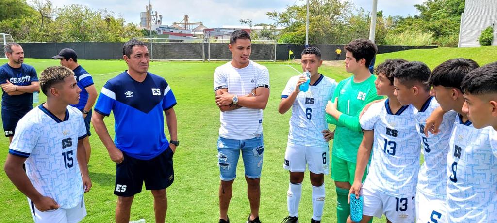 ChambitaMonge's tweet photo. El seleccionado @erickcabalceta4, de #LaSelectamayor asistio al debut y triunfo de la #Sub15 ante Nicaragua y dio su apoyo antes del partido.
Vía: @LaSelecta_SLV https://t.co/7nsPOgZ6Mc
