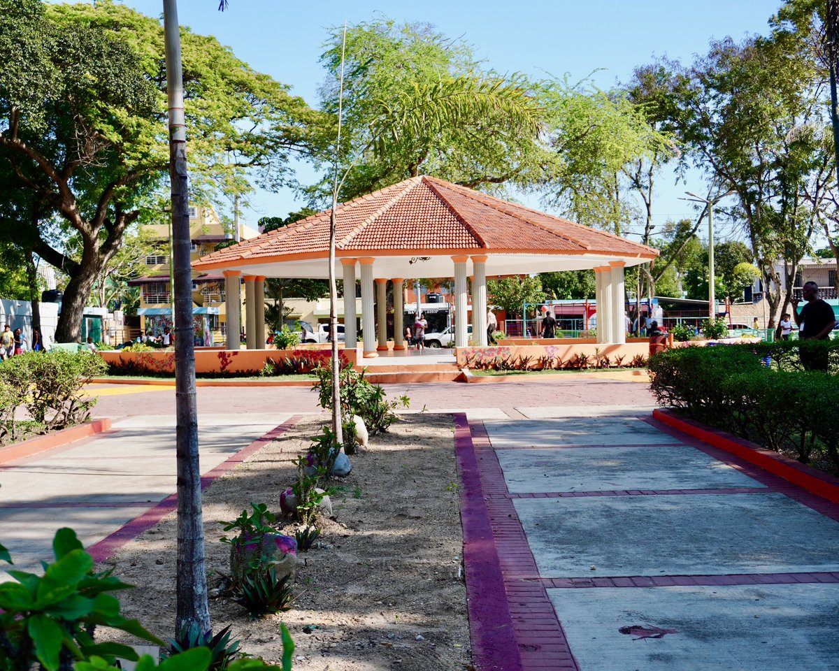 Alcaldiasde_'s tweet photo. ⛲️UN NUEVO LUGAR PARA EL SANO ESPARCIMIENTO 

🛝Reiteramos nuestro compromiso de recuperar lugares para el disfrute de todos. Nuestro alcalde @manueljimenezrd entregó el día de ayer totalmente remozado, el parque Juan Pablo Duarte en Villa Faro.📍 https://t.co/0ElP0czkpG