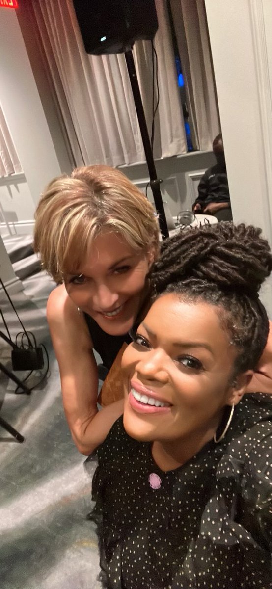 With my new pal, Yvette Nicole Brown at the #RightToBearArts Gala last night. We’re in DC because every child should have access to the Arts which unleash creativity!
⁦@YNB⁩ ⁦@TheCreativeC⁩