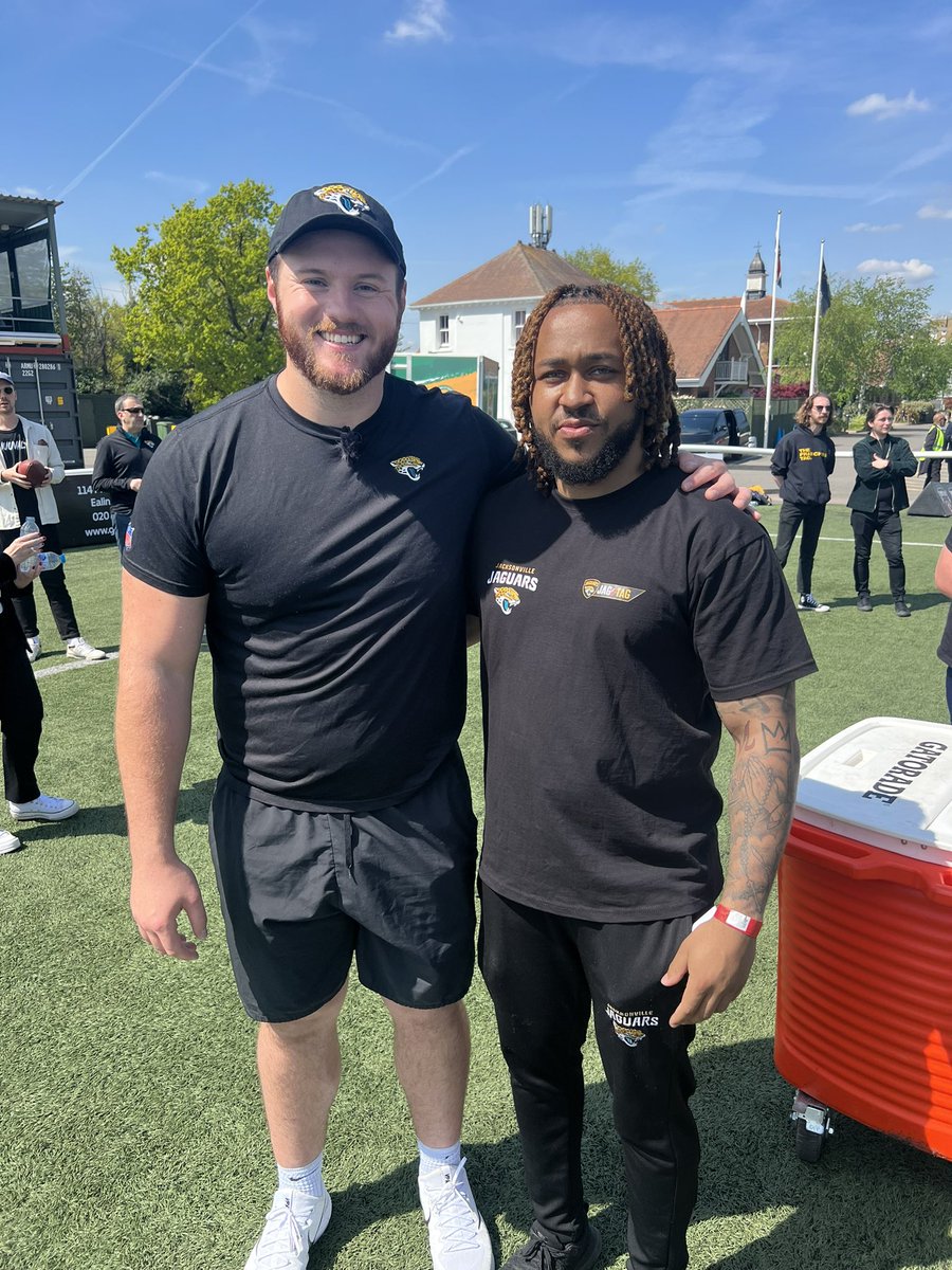 KyleJervier's tweet photo. Pleasure to meet Jags Centre @lukefortner79 whilst coaching at the @JaguarsUK Community event and O-Line clinic https://t.co/qlyssgJ1cl