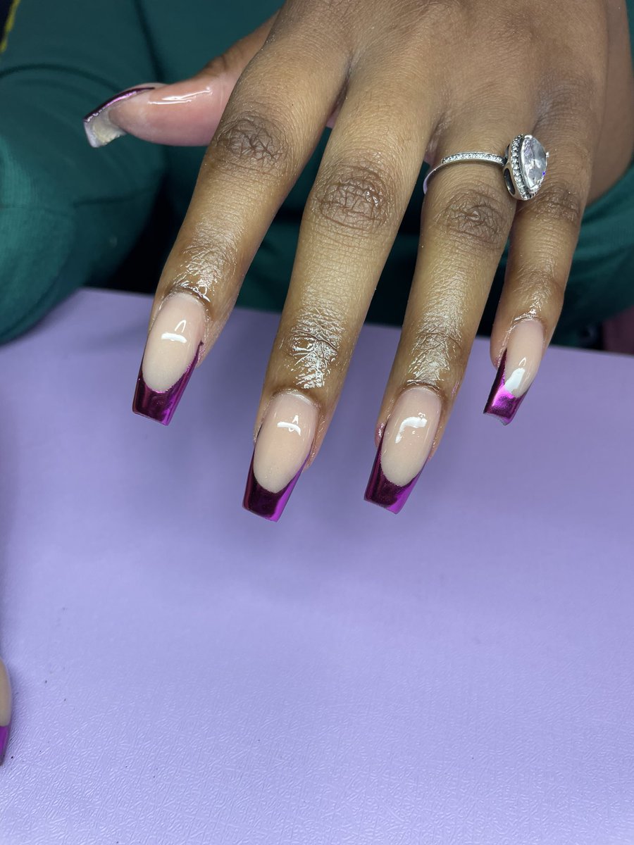 TeronaGlam's tweet image. Chrome French nails💗

@terona.glam on IG 💗

#baltimorenailtech #baltimorenails
