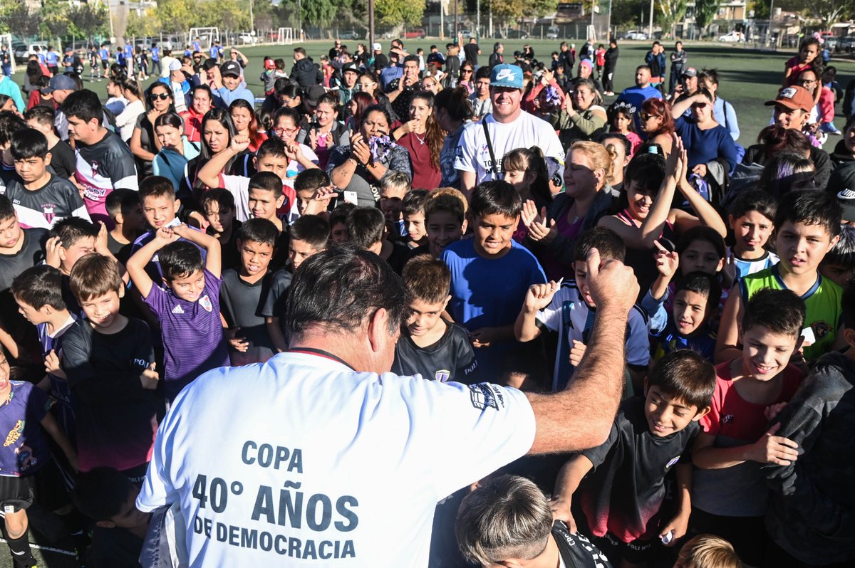 MuniGodoyCruz's tweet photo. ⚽ Más de 20 clubes y polis de Godoy Cruz recibieron materiales deportivos para participar del torneo #AFAG.
🧒🏻 1200 chicos/as podrán disfrutar de estos elementos para disputar la competencia que nuclea el fútbol infantil y juvenil amateur del Departamento.
¡Muchos éxitos! 💪🏻 https://t.co/mZ9DGk0qjb