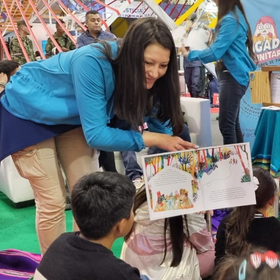 Mineducacion's tweet photo. #AEstaHora| En el #DíaDelSúperNiño 👦👧tenemos la visita de héroes literarios. Niños y niñas disfrutan del texto 'La joven maestra y la gran serpiente', de la autora Irene Vasco. Taller con el apoyo del grupo Brigadas Comunitarias #Filbo35años #TerritoriosQueDialogan
#DíaDelNiño https://t.co/I6Whw8BpzM