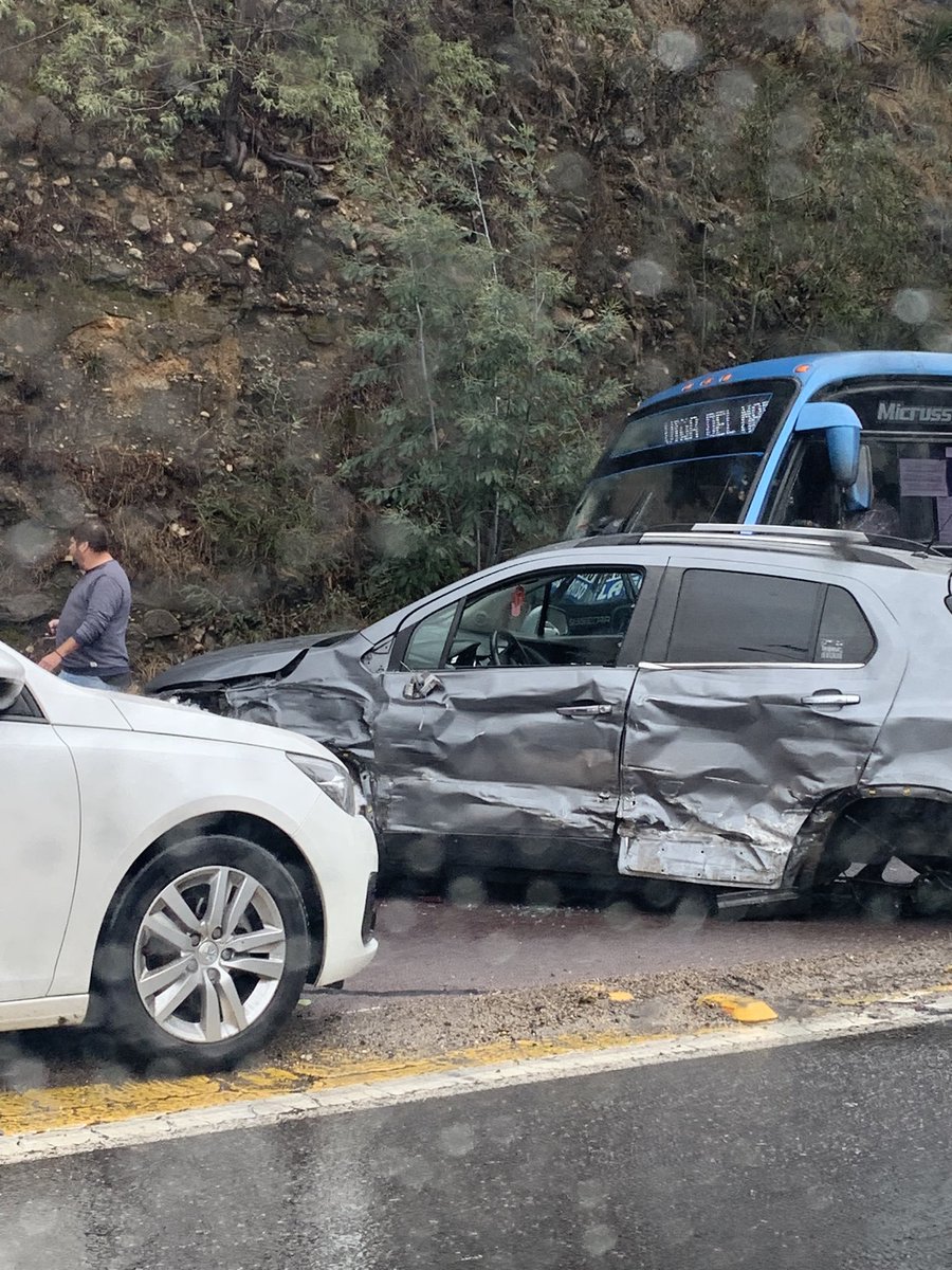 alitaoporto's tweet photo. Las palmas, por favor lentooooo! @CEValparaiso @radio_festival @reddeemergencia ruta las palmas pasado el túnel https://t.co/Vmq08IeK0R