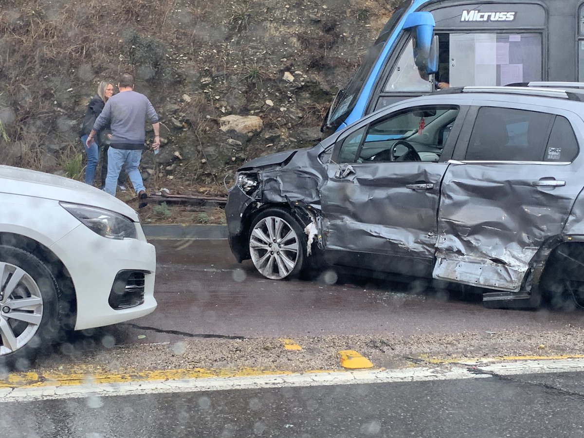 alitaoporto's tweet photo. Las palmas, por favor lentooooo! @CEValparaiso @radio_festival @reddeemergencia ruta las palmas pasado el túnel https://t.co/Vmq08IeK0R