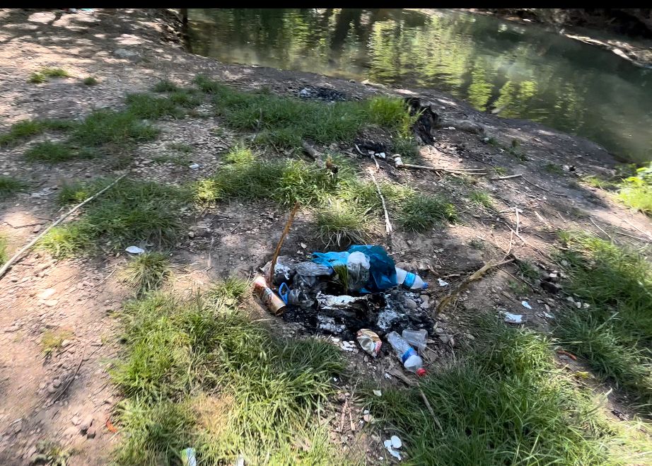 mesopotamiacamp's tweet photo. Yetkililerden, Mazıdağı sınırlarında bulunan ve vatandaşların sık sık ziyaret ettiği Çemereş (Karasu) Şelalesi'ne çöp kutuları ve uyarı levhaları konulmasını  talep ediyoruz. 

Vatandaşlarımızdan da çöplerini atmamasını ve bu konuda hassas olmasını  diliyoruz 🙏🏿 🤙🏿 https://t.co/tMBB5ASaT7