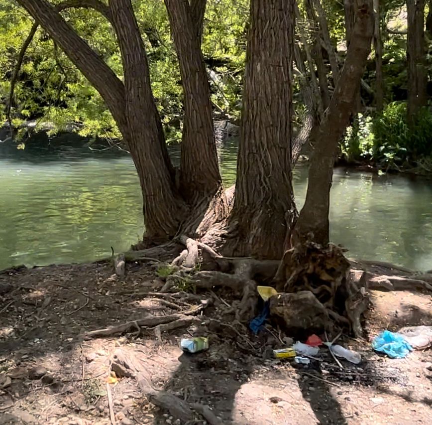 mesopotamiacamp's tweet photo. Yetkililerden, Mazıdağı sınırlarında bulunan ve vatandaşların sık sık ziyaret ettiği Çemereş (Karasu) Şelalesi'ne çöp kutuları ve uyarı levhaları konulmasını  talep ediyoruz. 

Vatandaşlarımızdan da çöplerini atmamasını ve bu konuda hassas olmasını  diliyoruz 🙏🏿 🤙🏿 https://t.co/tMBB5ASaT7
